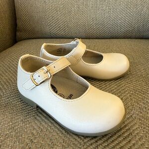 FootMates Cream Mary Jane Shoes with Buckle